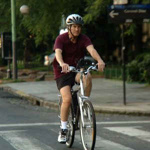Ciclista pedaleando en una localidad de Navarra