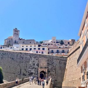 Entrada al recinto amurallado de Ibiza en las Islas Baleares