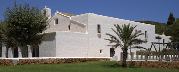 Fachada de Sant Carles de Peralta en Santa Eulalia en Ibiza