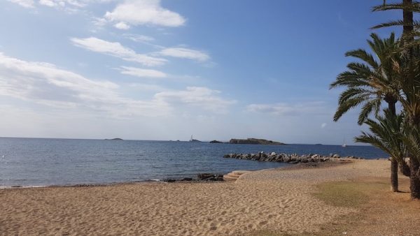 Vista de la Playa Ses Figueretes en Ibiza
