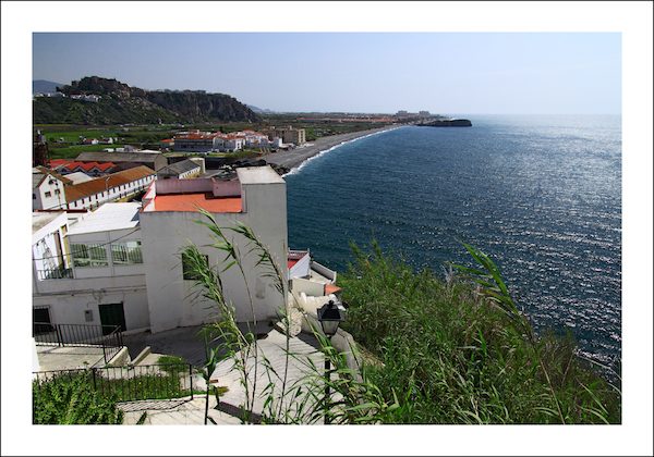Vista desde una casa blanca a la Playa de la Guardia en la provincia de Granada