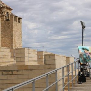 La teniente de alcalde del área Sociocultural, Mujer y Participación Ciudadana, Conchi Espejo, y el concejal delegado de Promoción Económica, Innovación y Turismo, Manuel Carmona, han presentado esta mañana las visitas teatralizadas al Castillo de Montilla que comenzarán el próximo fin de semana. “Cada vez que hemos organizado visitas al Castillo son muchas las personas que participan y también las que se quedan fuera por falta de aforo, como por ejemplo sucedió en el último Mercado Medieval, cuando se realizaron seis visitas y aun así hubo gente que no pudo visitarlo. Por ello hemos planteado, conjuntamente Cultura y Turismo, la posibilidad de que estas visitas se hagan de forma periódica”, explicaba Conchi Espejo. Para ello se ha programado un fin de semana al mes, en el que el sábado por la tarde a partir de las 17,00 horas, o los domingos por la mañana a las 12,00, se podrán visitar este monumento para lo que habrá que retirar previamente la entrada de forma gratuita en el Centro Cultural Alcalde Antonio Carpio o en la Oficina de Turismo, situada en el mismo Castillo. “Además le ponemos un elemento añadido, ya que a la explicación histórica que ofrecerán los guías hemos añadido una teatralización en la que un actor o actriz interactuará con el público y abundará en los contenidos teóricos que se den durante la visita”, explicaba la responsable de Cultura. Por su parte el responsable de Turismo ha señalado que “estas visitas ya se venían realizando de forma esporádica por el personal de la Oficina de Turismo, pero que de esta manera se les da continuidad, permitiendo que los turistas cuenten con dos turnos de visitas cada mes para que puedan visitar el monumento”. Carmona ha señalado que la teatralización se oferta tras constatar la buena acogida que ha tenido esta apuesta en las ocasiones en que se ha realizado. “Es un ingrediente más que gusta y que consigue agradar al turista”. El responsable municipal ha recordado que hace apenas un año el Castillo se encontraba cerrado. “Apostamos por poner en valor este entorno y está funcionando, como lo demuestra el hecho que desde que trasladamos la Oficina de Turismo al Castillo de Montilla en diciembre del año pasado, hasta el pasado mes de septiembre, que es el último del que tenemos datos, han sido 8.152 visitas las que se han realizado al Castillo, lo que demuestra que era un monumento que la gente tenía ganas de conocer”. REALIDAD AUMENTADA Precisamente por el interés ante este elemento del Patrimonio Histórico y Cultural de Montilla es por lo que se está trabajando en un proyecto de realidad aumentada que tiene al Castillo de Montilla como protagonista. Según explicaba Manuel Carmona, se está trabajando, junto con el cronista oficial de Montilla, José Rey, “en la recreación en 3D de cómo era el Castillo y la villa medieval en torno al mismo, que será un recurso potente para que el turista conozca la historia de Montilla”. Carmona ha añadido que el objetivo es seguir poniendo en valor el Castillo de Montilla y la figura de un montillano universal como el Gran Capitán.