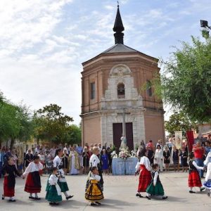 Personas congregadas en la Ermita del Cristo de las Batallas en Rueda en la provincia de Valladolid