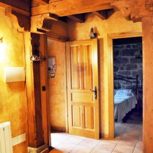 La casa rural con encanto en Navaluenga, es una de las casas rurales en Ávila en la Sierra de Gredos con unos interiores más espectaculares, siendo antiguamente una antigua cestería para grupos desde 2 hasta 7 personas en esta bella localidad de la provincia de Ávila reconstruída en planta baja, que hará de las vacaciones de sus huéspedes algo único, lo que será toda una experiencia.