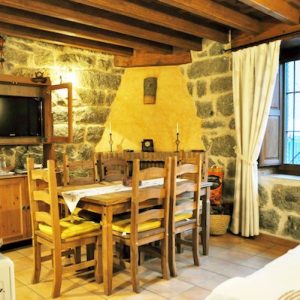 Salón con chimenea en la casa rural el Mirador del Alberche en Navaluenga