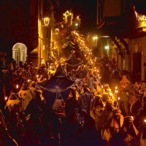 Desfile en la cabalgata de reyes en Santillana del Mar