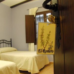 Entrada a la habitacion El Romero del hotel el Romeral en Almadén de la Plata en Sevilla