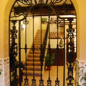 Verja sevillana del hotel El Romero en Almaden de la Plata