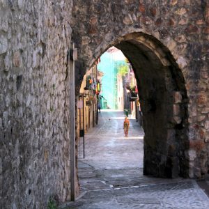 Arco de entrada en la ruta de la Puebla Vieja en Laredo en Cantabria