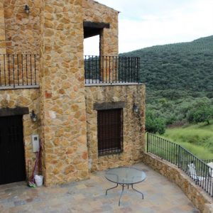 Lateral de una de las casas rurales las cuevas en Fuentes de León en Badajoz