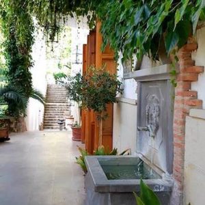Fuente en el hotel Villa de Cazorla en la provincia de Jaén