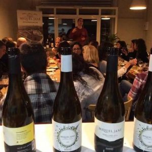 Turistas comiendo en el restaurante de la Bodega Miquel Jané en Catalunya