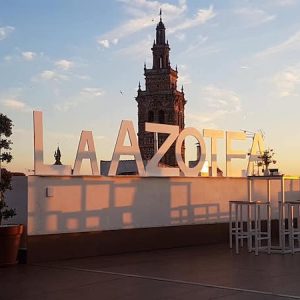 Vista de la torre de la iglesia Bartolomé desde la terraza del hotel Oasis en Jerez de los Caballeros en Badajoz