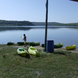Chicos practicando con canoas en la provincia de Segovia