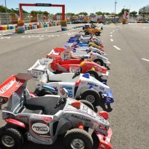 Coches pequeños de karts en la pista de karts ding dong en Isla Cristina en Huelva