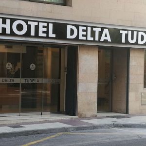 Entrada al hotel Delta Tudela en Tudela en Navarra