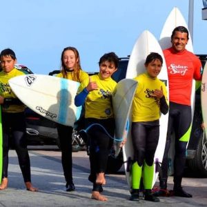 Pablo solar con alumnos en la escuela de surf Solar en Suances en Cantabria