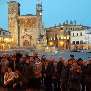 Turistas en la Plaza Mayor en Trujillo en la provincia de Cáceres