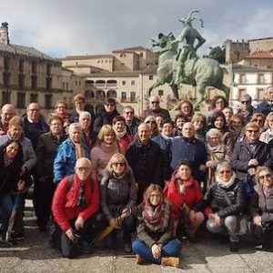 Turistas en la visita guiada a Trujillo en la provincia de Cáceres en Extremadura