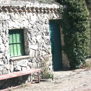 Vista exterior de una bodega tradicional en Autilla del Pino en la provincia de Palencia
