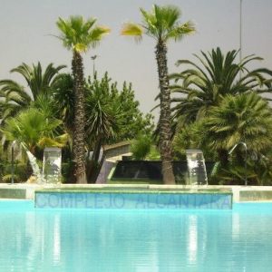  Las instalaciones deportivas son otro de nuestros platos fuertes; dos pistas de padel, tres pistas de tenis de albero, tres pistas de tenis de tierra batida, dos campos de futbol 7 y un campo de futbol once, todos ellos de césped natural, con tres vestuarios para refrescaros con una buena ducha para aliviar el esfuerzo. Durante todo el año realizamos diferentes fiestas temáticas, como las fiestas rocieras, ibicencas, flower power, la cena de los socios en Navidad o el cotillón de fin de año … Complejo Alcántara, un lugar diferente. Para obtener más información sobre las diferentes modalidades de abonado, así como sus inscripciones y mensualidades, consulte la pestaña de Abónate. Todas las peticiones para acceder al club social, se atenderán por riguroso orden de inscripción, siempre contando con la disposición de plazas libres.