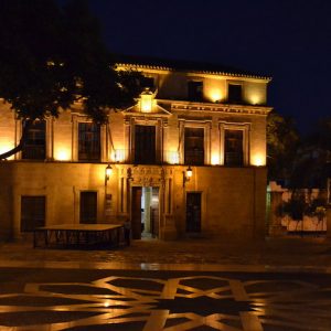 Vista nocturna del palacio de Araníbar en El Puerto de Santa María en Cádiz
