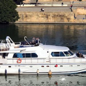 Barco navegando en las aguas del río Guadalquivir en Sevilla