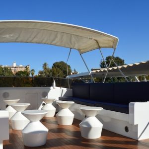 Interior de un yate en el río Guadalquivir en Sevilla