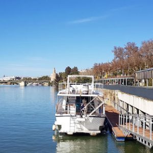 Menu degustación en barco desde el muelle de Nueva York en Sevilla