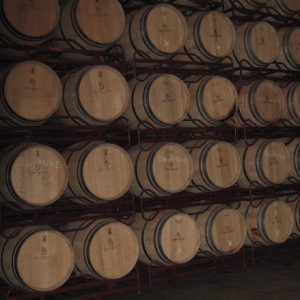 Barricas de vino en una bodega en España