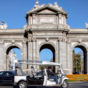 Coche eléctrico pasando por la Puerta de Alcalá en Madrid
