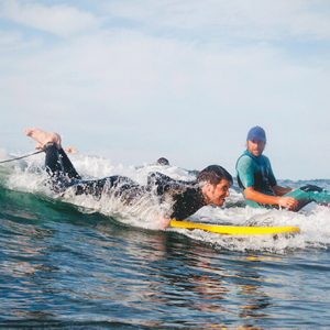 Alumno en el campamento de surf en Sopela en la provincia de Vizcaya