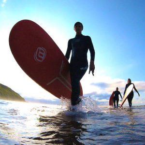 Alumnos de las clases de surf en Sopela en la provincia de Vizcaya