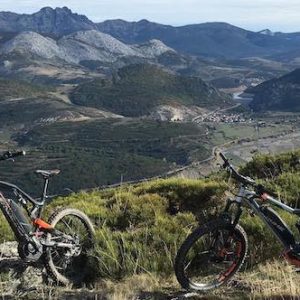 Ciclista-mirando-un-núcleo-rural-en-la-Montaña-Palentina-en-la-provincia-de-Palencia-