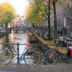 Turistas de vacaciones en Amsterdam