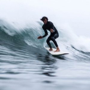 Alumno de la escuela Islares Surf Camp en Castro Urdiales
