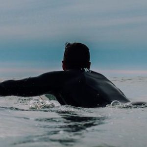 Alumno de la escuela de surf islares surf camp en Islares en Cantabria
