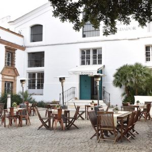 Patio de la Tapería de Bodegas Fundador en Jerez de La Frontera en la provincia de Cádiz