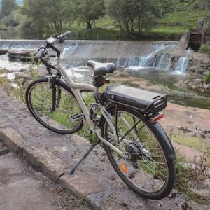 Bicicleta de montaña en una ruta del valle Alto Besaya en Cantabria