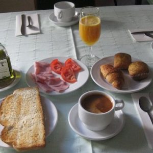 Desayuno casero en el hotel los Castaños en Aracena