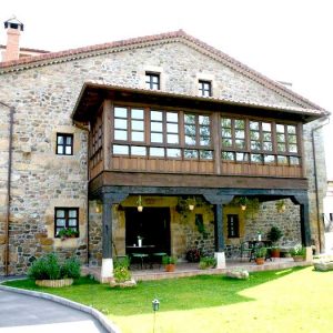 Fachada de la posada Ocho Hermanas en Las Fraguas en Cantabria