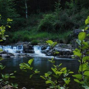 Cascada en el río Llares en Las Fraguas en Cantabria