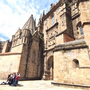 Grupo de turistas en la entrada de la catedral de Plasencia