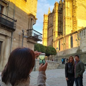 Pareja haciendose una foto delante de la catedral de Plasencia en la provincia de Cáceres