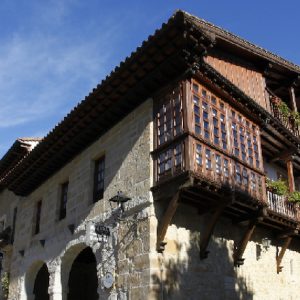 Balconada de la casa del Organista en Santillana del Mar en Cantabria