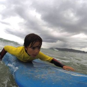 Niño en el curso de iniciación de la escuela BM Surf en Laredo