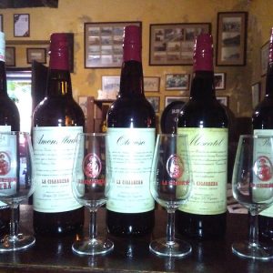 Botellas de vino en bodegas La Cigarrera en Sanlúcar de Barrameda en Cádiz