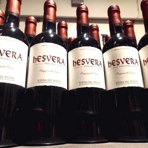 Botellas de Bodegas Hesvera en sus instalaciones en Pesquera de Duero en Valladolid