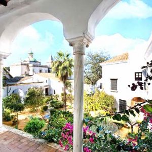 Vista de los jardines de la hospedería Palacio de los Guzmanes en Sanlúcar de Barrameda