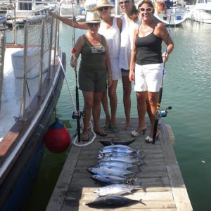 Turistas en la Pesca en Cádiz con la empresa Chipiona Charter